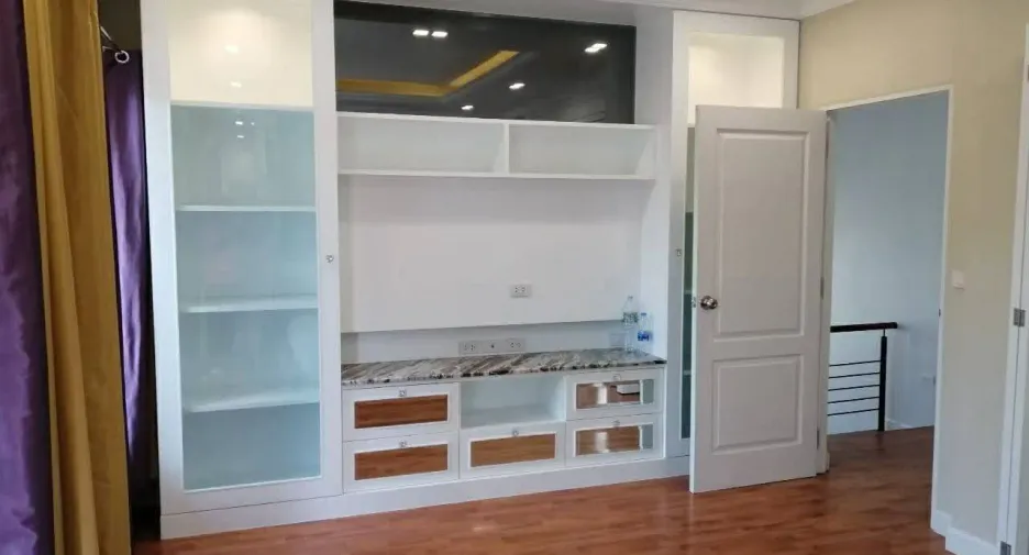 Casa en venta y en alquiler de 4 habitaciones en Mueang Nonthaburi, Nonthaburi