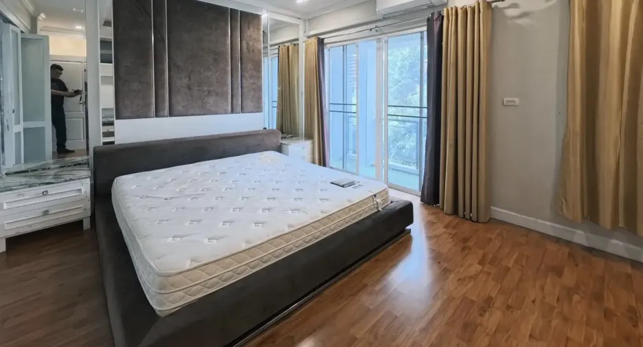 Casa en venta y en alquiler de 4 habitaciones en Mueang Nonthaburi, Nonthaburi