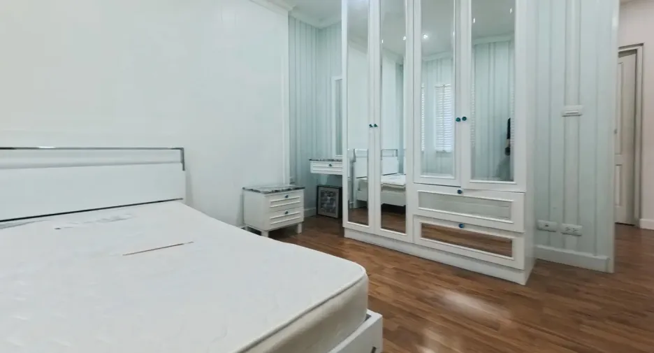Casa en venta y en alquiler de 4 habitaciones en Mueang Nonthaburi, Nonthaburi