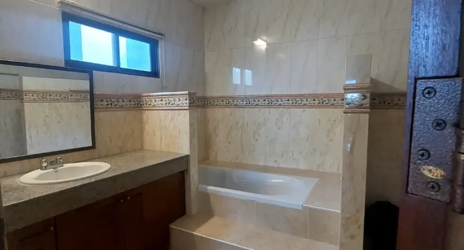 Haus zur Miete mit 3 Zimmer in Bang Lamung, Chonburi