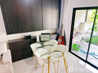 Casa adosada en venta y en alquiler de 2 habitaciones en Lat Krabang, Bangkok