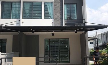À vendre 4 chambres maison de ville à Sai Mai, Bangkok