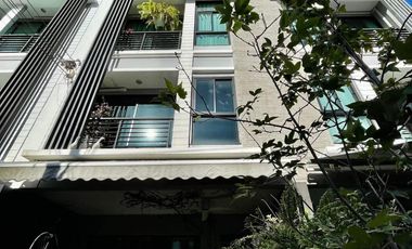 À vendre 3 chambres maison de ville à Bang Kapi, Bangkok