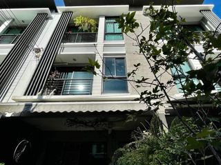 À vendre 3 chambres maison de ville à Bang Kapi, Bangkok