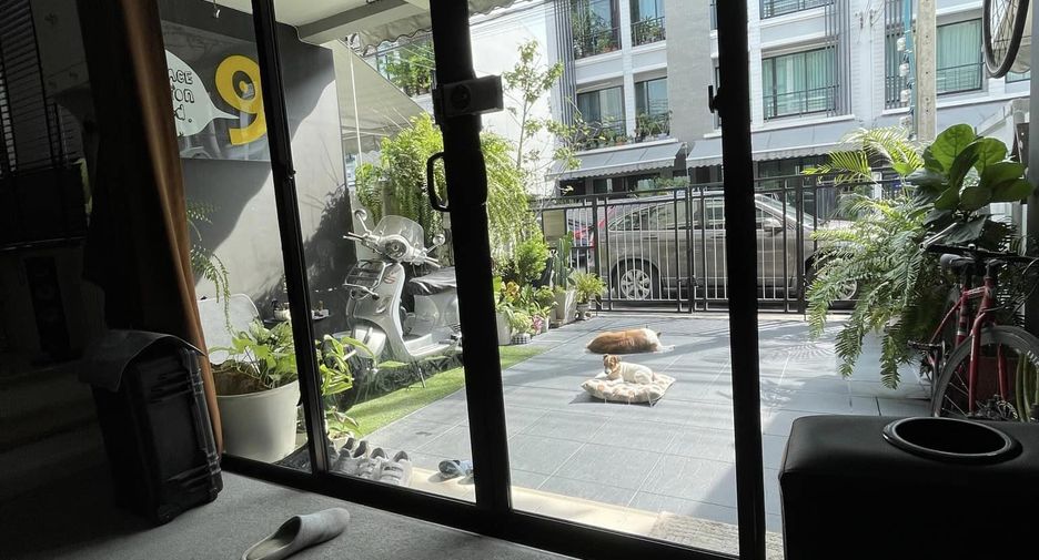 For sale 3 bedrooms townhouse in Bang Kapi, Bangkok