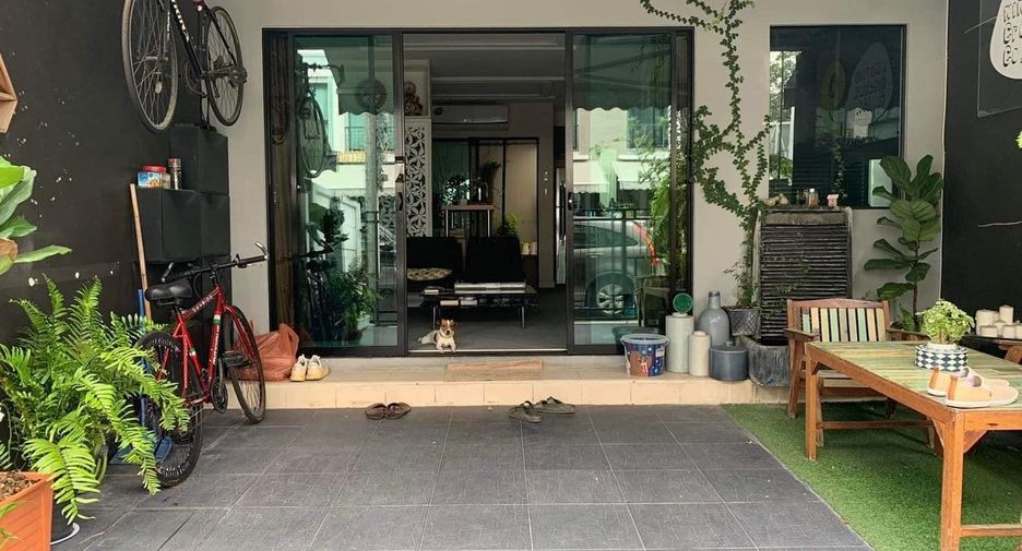 For sale 3 bedrooms townhouse in Bang Kapi, Bangkok