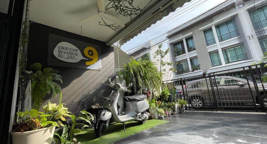For sale 3 bedrooms townhouse in Bang Kapi, Bangkok