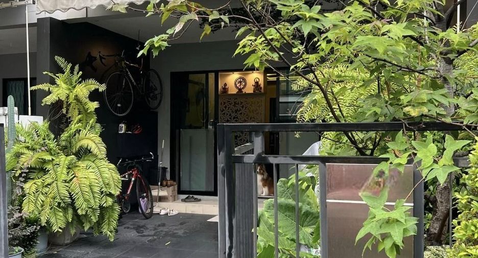 For sale 3 bedrooms townhouse in Bang Kapi, Bangkok