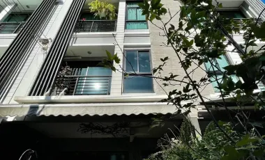 À vendre 3 chambres maison de ville à Bang Kapi, Bangkok
