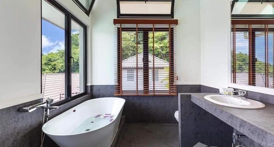 For rent 4 bedrooms villa in Mueang Phuket, Phuket