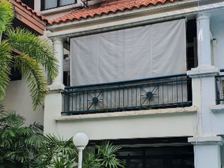 For sale 3 bedrooms townhouse in Watthana, Bangkok