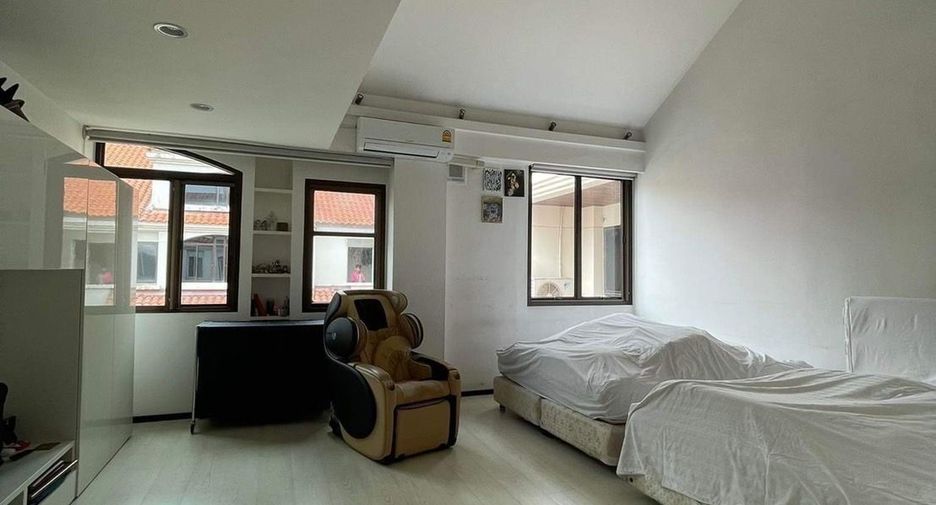 Reihenhaus zum Kauf mit 3 Zimmer in Watthana, Bangkok
