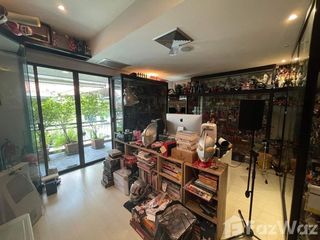 For sale 3 bedrooms townhouse in Watthana, Bangkok