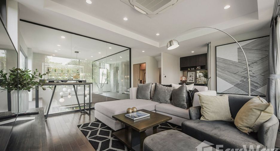 Casa adosada en venta de 3 habitaciones en Phra Khanong, Bangkok
