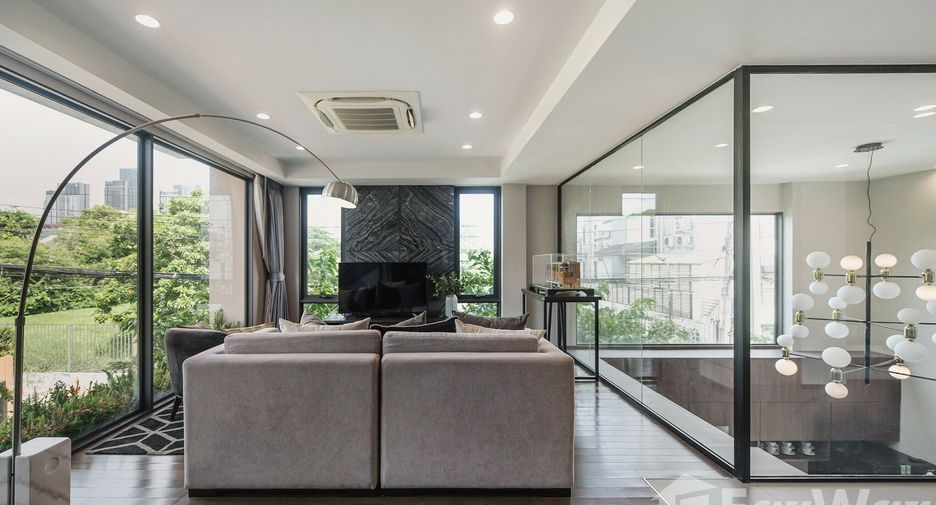 Casa adosada en venta de 3 habitaciones en Phra Khanong, Bangkok