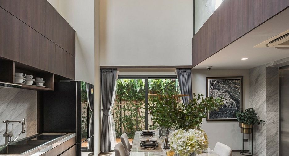 Casa adosada en venta de 3 habitaciones en Phra Khanong, Bangkok