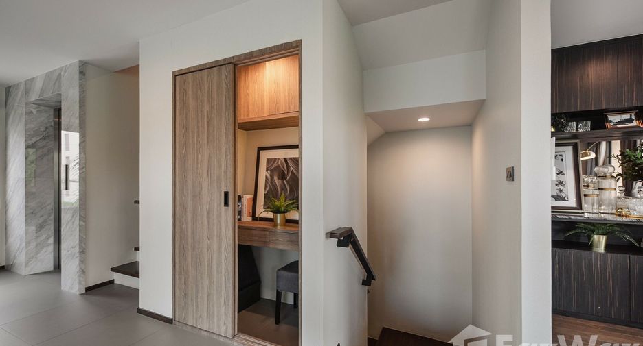 For sale 3 bedrooms townhouse in Phra Khanong, Bangkok