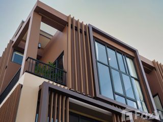 For sale 3 bedrooms townhouse in Phra Khanong, Bangkok