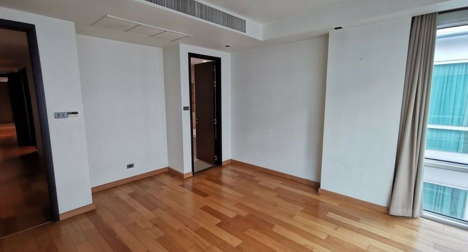 For rent 4 bedrooms condo in Khlong Toei, Bangkok