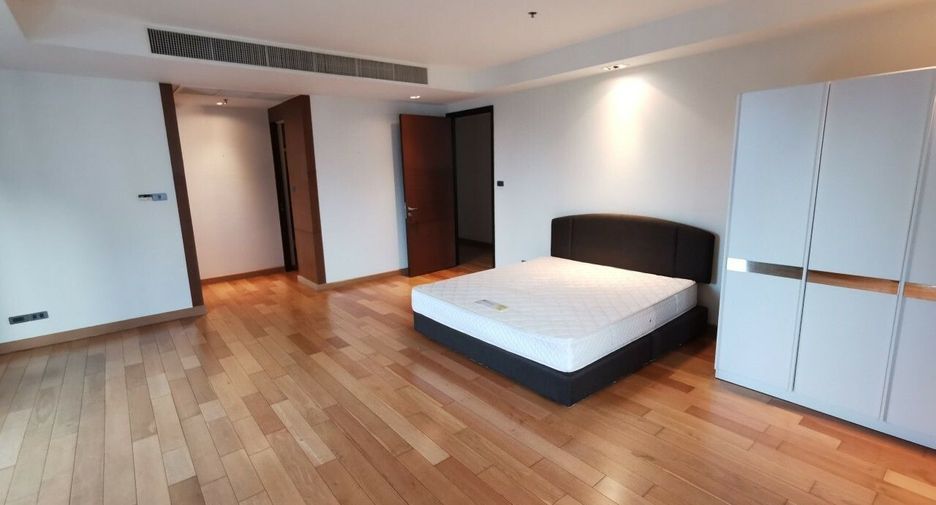 For rent 4 bedrooms condo in Khlong Toei, Bangkok