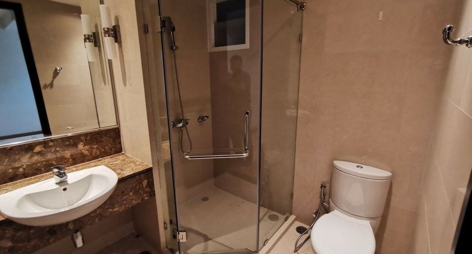 For rent 4 bedrooms condo in Khlong Toei, Bangkok