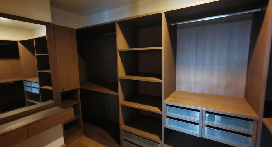 For rent 4 bedrooms condo in Khlong Toei, Bangkok