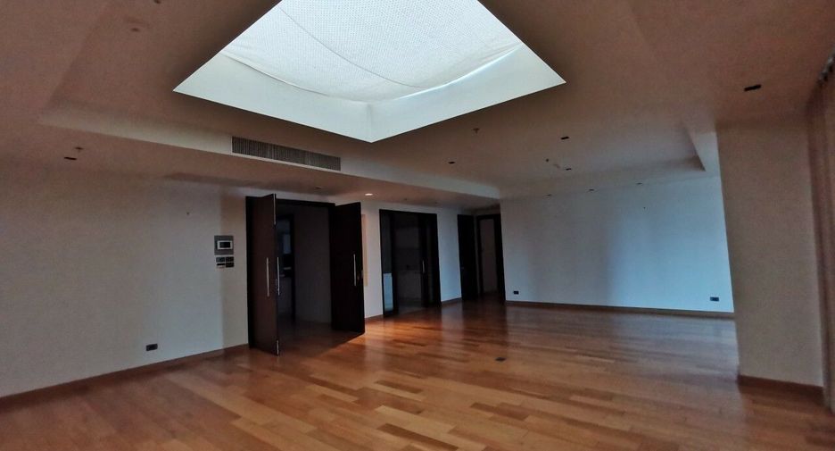 For rent 4 bedrooms condo in Khlong Toei, Bangkok