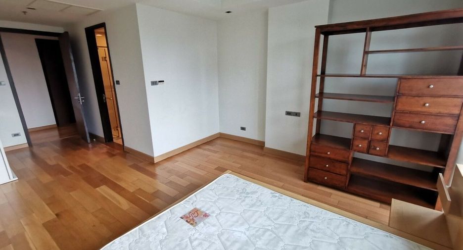 For rent 4 bedrooms condo in Khlong Toei, Bangkok