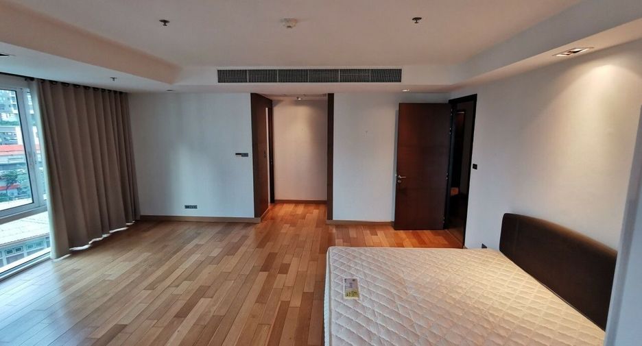 For rent 4 bedrooms condo in Khlong Toei, Bangkok