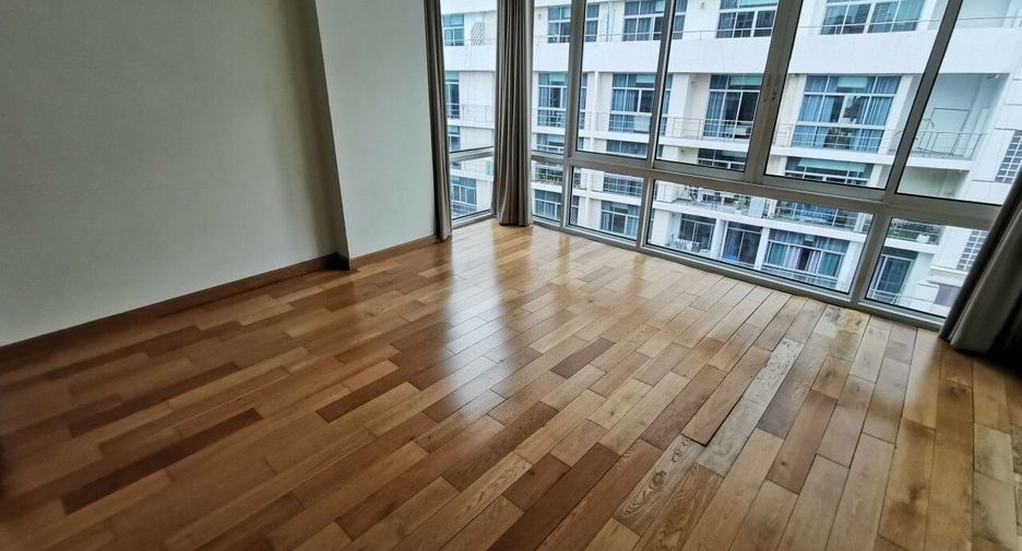 For rent 4 bedrooms condo in Khlong Toei, Bangkok