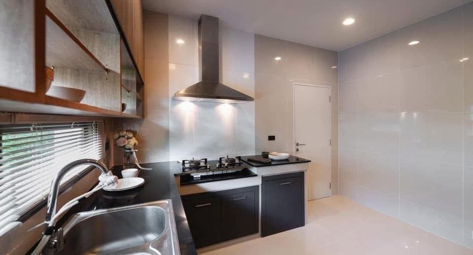 For sale 5 bedrooms house in Thawi Watthana, Bangkok