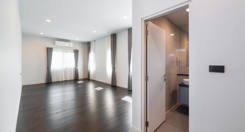 For sale 5 bedrooms house in Thawi Watthana, Bangkok