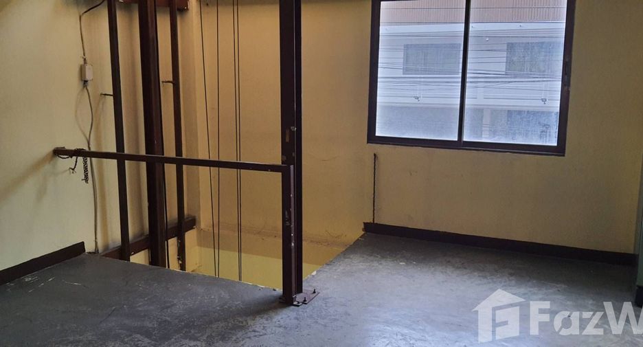 For sale 5 bedrooms retail Space in Lat Krabang, Bangkok