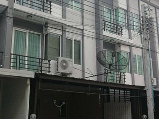 For sale 4 ベッドルーム townhouse in Saphan Sung, Bangkok