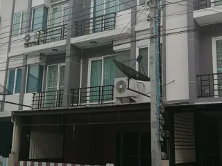 For sale 4 ベッドルーム townhouse in Saphan Sung, Bangkok