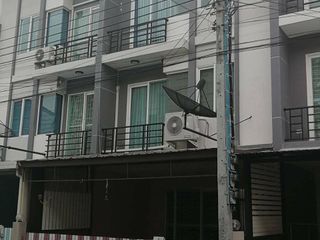 For sale 4 ベッドルーム townhouse in Saphan Sung, Bangkok