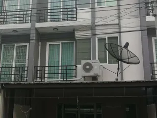 For sale 4 ベッドルーム townhouse in Saphan Sung, Bangkok
