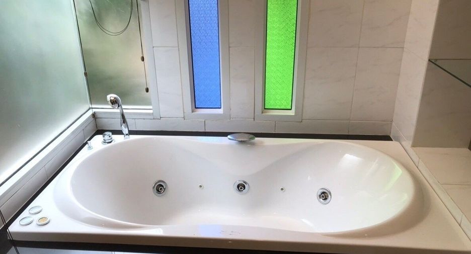 Villa en alquiler de 4 habitaciones en Bang Lamung, Chonburi