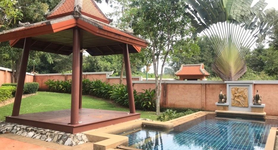 Villa en alquiler de 4 habitaciones en Bang Lamung, Chonburi