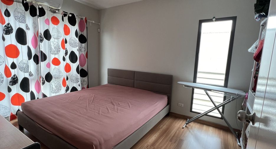 For sale 4 bedrooms townhouse in Taling Chan, Bangkok