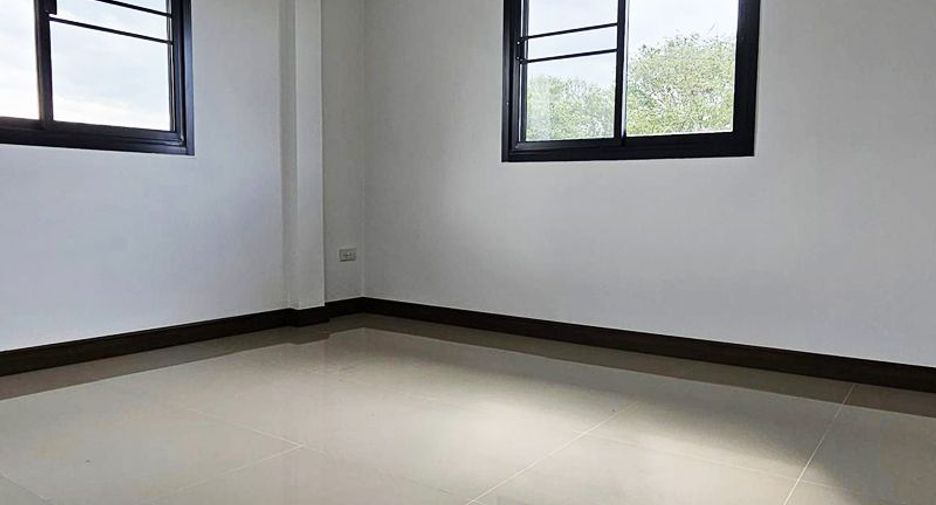 For sale 5 bedrooms house in Mueang Lampang, Lampang