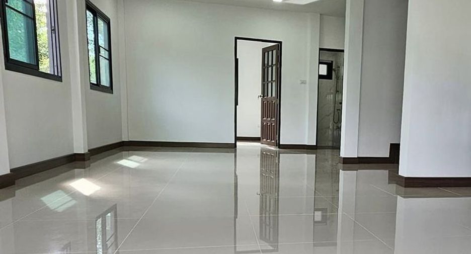 For sale 5 bedrooms house in Mueang Lampang, Lampang