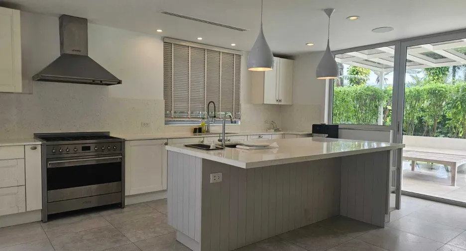 For rent 5 bedrooms villa in Thalang, Phuket