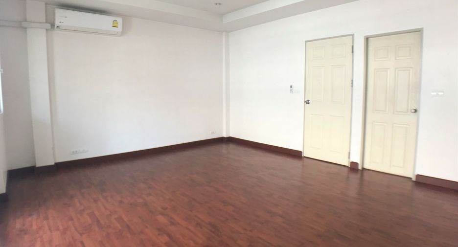 Продажа 3 спальни таунхаус в Пращет, Бангкок