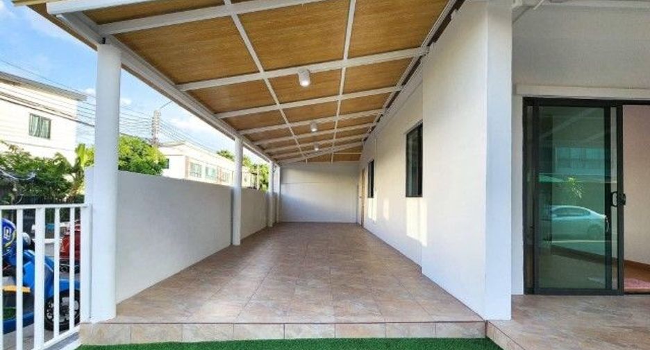 For sale 3 bedrooms townhouse in Bang Khae, Bangkok