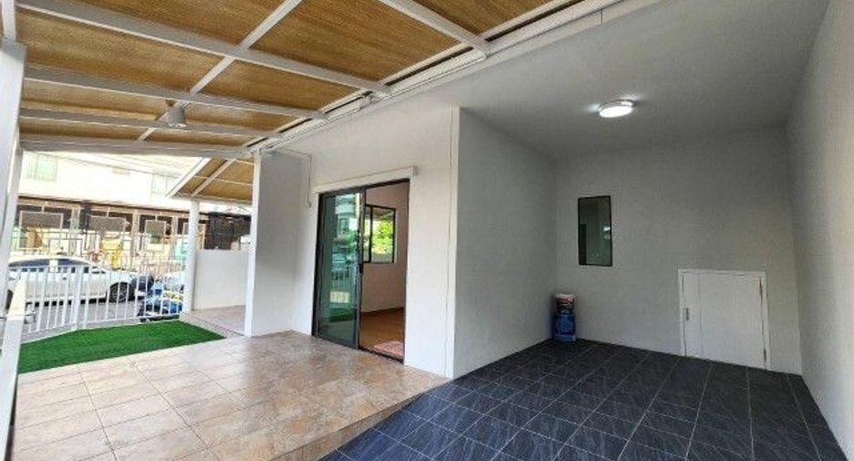 For sale 3 bedrooms townhouse in Bang Khae, Bangkok