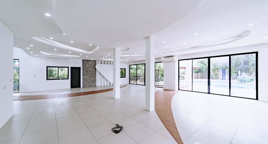 For sale 4 bedrooms villa in Bang Lamung, Chonburi