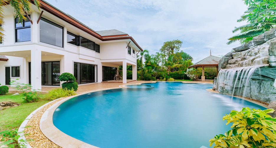 For sale 4 bedrooms villa in Huay Yai, Pattaya
