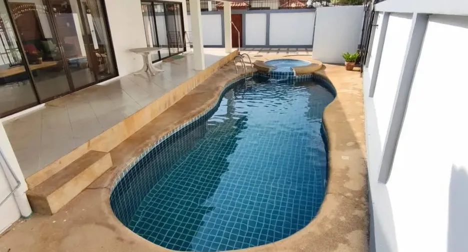 Villa en alquiler de 3 habitaciones en Bang Lamung, Chonburi