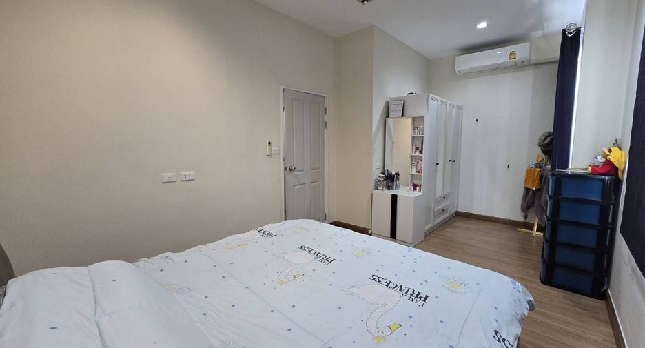 For sale 4 bedrooms townhouse in Lat Krabang, Bangkok